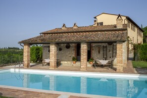 Seasonal outdoor pool, pool umbrellas, sun loungers - Agriturismo La Coppa (Asciano)