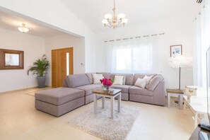 Biệt thự | Khu phòng khách | Smart TV, máy chơi game 