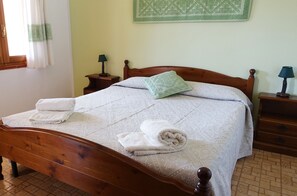 Habitación doble | Escritorio, cunas o camas infantiles (de pago), camas supletorias