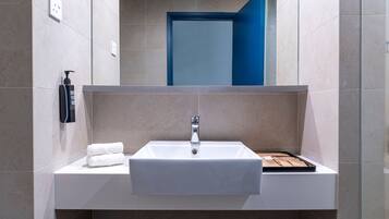 Douche, articles de toilette gratuits, sèche-cheveux, chaussons