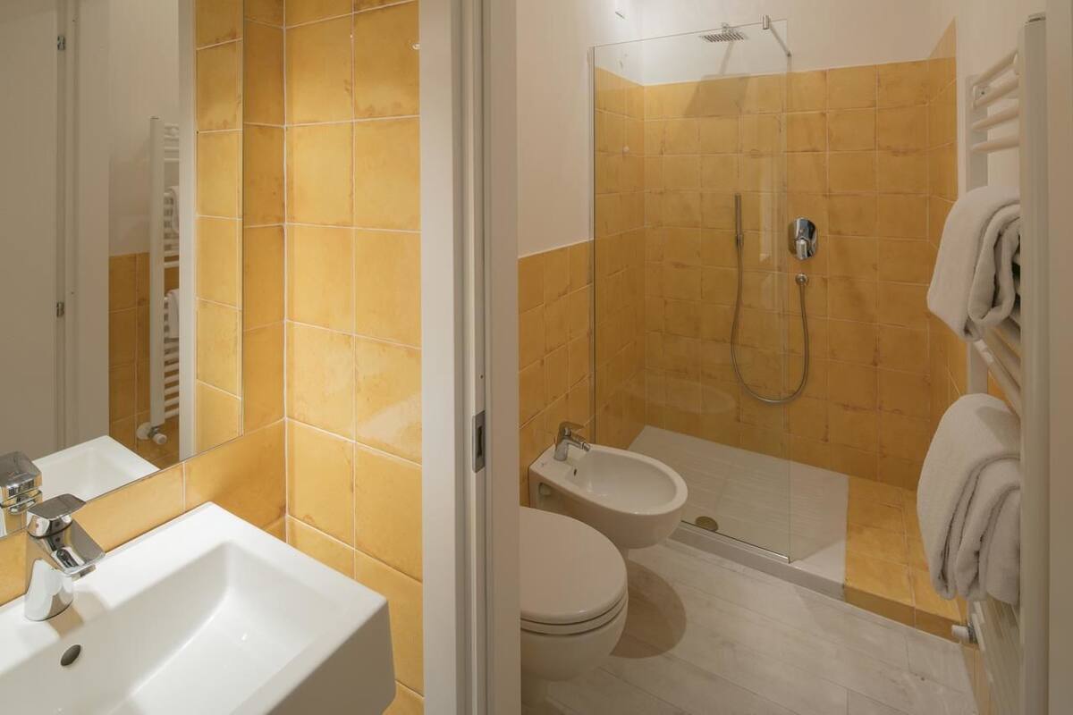 Un baño con ducha, bidé e inodoro.