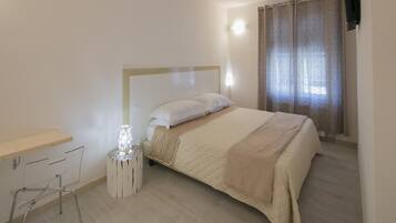 Double Room, 1 Queen Bed | Desk, soundproofing, free WiFi, bed sheets