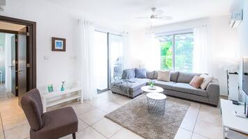 Vila, 3 quartos, piscina particular | Sala de estar | Smart TV, console de videogame