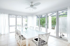 Villa, 3 habitaciones, alberca privada | Cocina privada | Refrigerador con congelador, microondas, horno y parrilla de estufa 