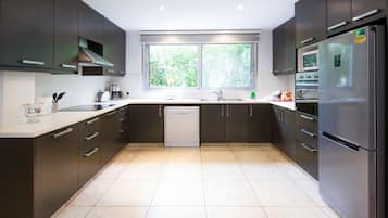 Vila, 3 quartos, piscina particular | Cozinha privada | Geladeira grande, micro-ondas, fogão, cooktop