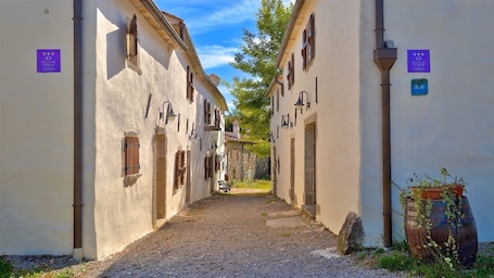 Fachada. Traditional Stone House