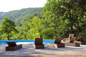 حمّام سباحة خارجي موسمي، مقاعد للتشمس