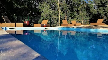 Alberca al aire libre por temporada y camastros