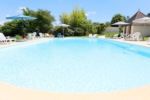 Hồ bơi ngoài trời phục vụ theo mùa, dù/ô trên bãi biển/hồ bơi 