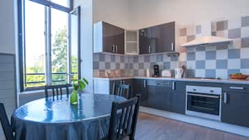 Appartement, 2 slaapkamers | Privékeuken | Een koelkast, een microgolfoven, een oven, een kookplaat