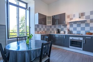 Apartment, 2 Bedrooms | Private kitchen | Fridge, microwave, oven, stovetop - Résidence du Chateau de Bégué (Cazaubon)