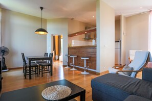 Comfort-Apartment, 2 Schlafzimmer | Wohnzimmer | Flachbildfernseher