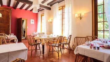 Päivittäinen mannermainen aamiainen (9.50 EUR per henkilö)