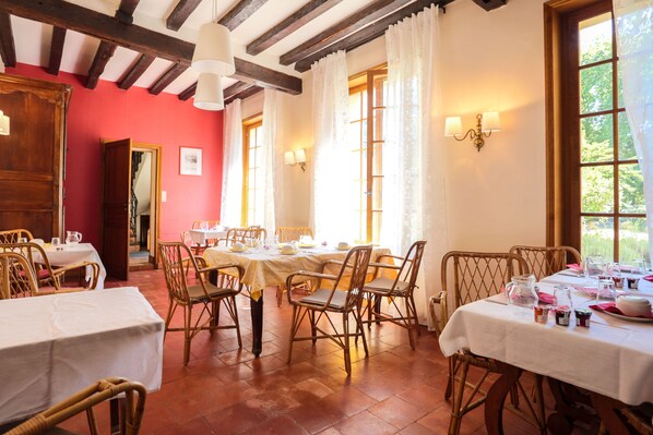 Daily continental breakfast (EUR 9.50 per person)