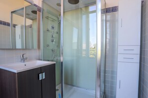 Căn hộ, 2 phòng ngủ | Phòng tắm | Đồ dùng nhà tắm miễn phí, máy sấy tóc, khăn tắm 