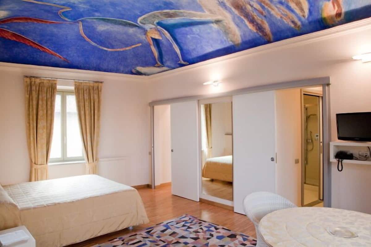 Superior Double Room | 1 bedroom, premium bedding, minibar, in-room safe