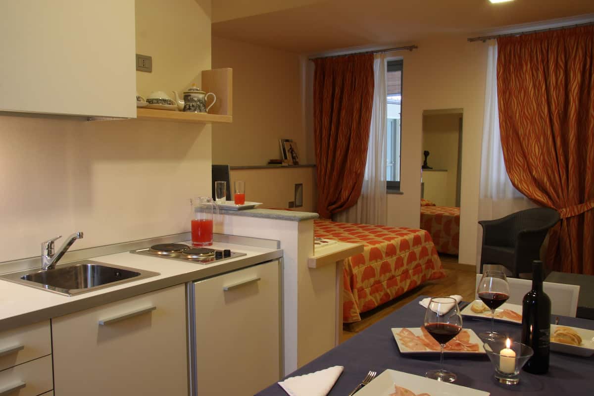 Fridge, microwave, coffee/tea maker, electric kettle
