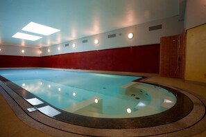 من حمّامات السباحة المغطاة