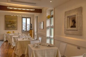 بوفيه فطور مجانًا يوميًا