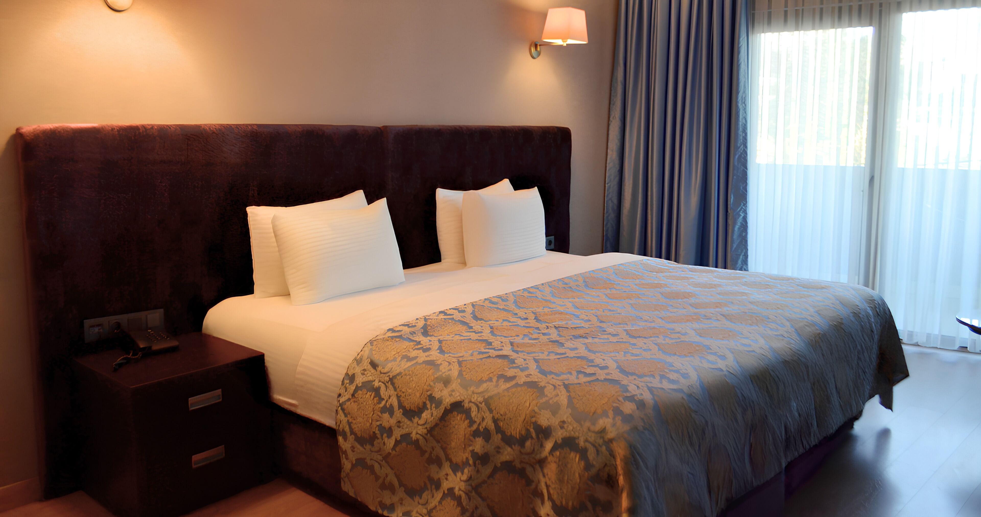 Premium-Zimmer | Hochwertige Bettwaren, Zimmersafe, Schreibtisch