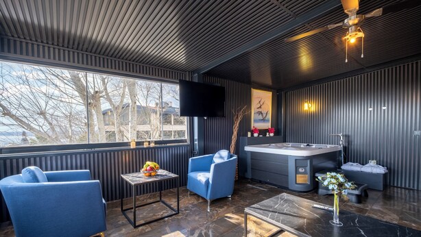 Habitación Elite, vista al mar | Área de sala de estar | Smart TV de 43 pulgadas con canales vía satélite