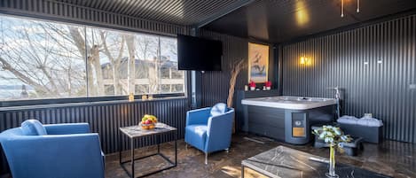 Habitación Elite, vista al mar | Área de sala de estar | Smart TV de 43 pulgadas con canales vía satélite