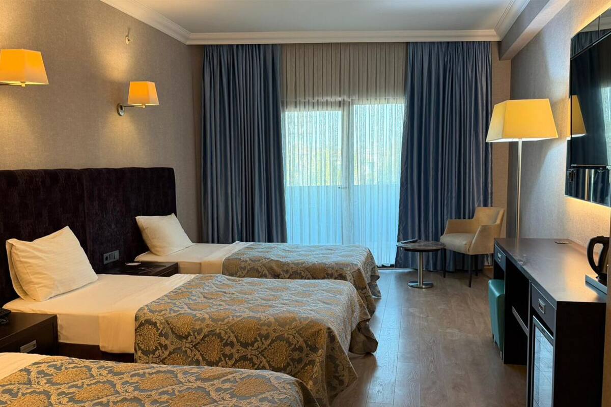 Habitació triple estàndard | 1 dormitori, roba de llit d'alta qualitat i caixa forta a l'habitació