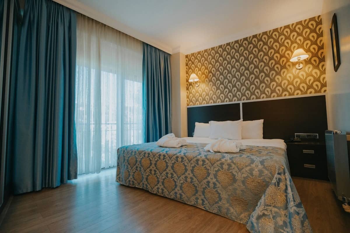 Junior Suite, 1 King Bed with Sofa bed, Private Bathroom, Garden View | 1 bedroom, premium bedding, minibar, in-room safe