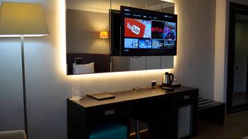 Quarto premium | Roupas de cama premium, cofres nos quartos, escrivaninha