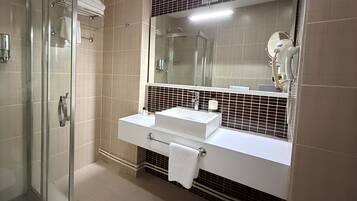 Standard-Dreibettzimmer | Badezimmer