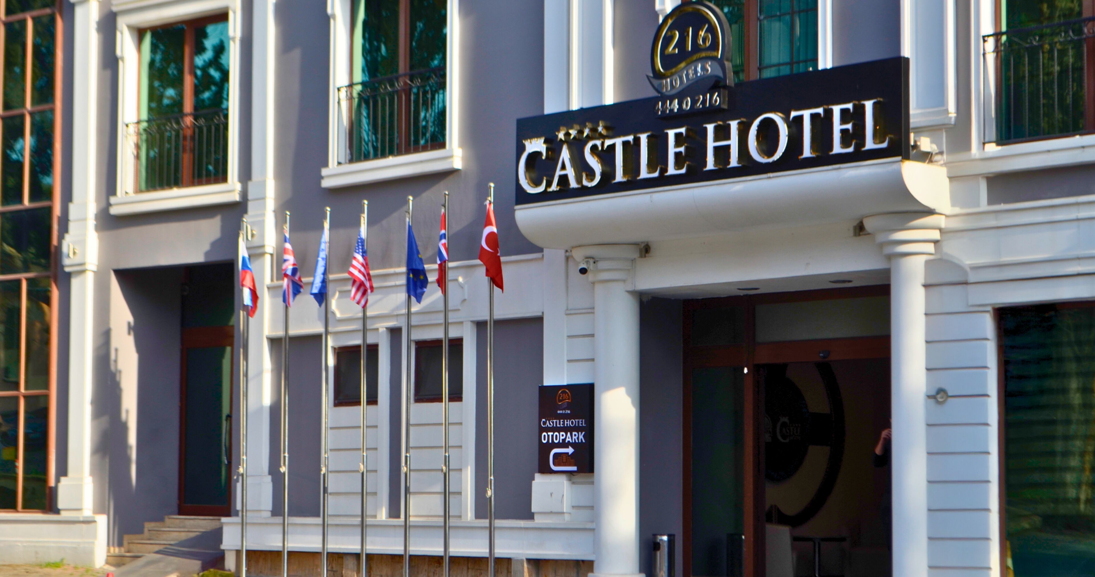 The exterior of Castle Hotel with a sign indicating the location of the opathark.