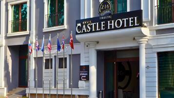 The exterior of Castle Hotel with a sign indicating the location of the opathark.