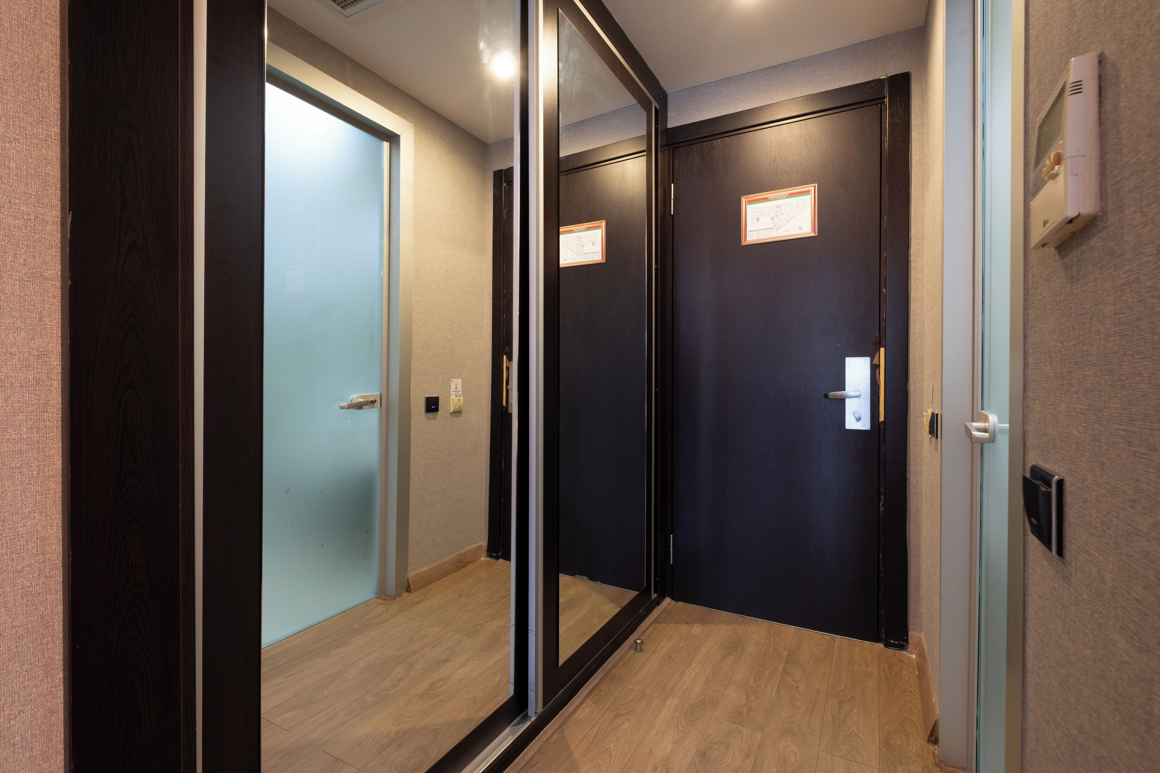 غرفة عادية ثلاثية | أغطية فراش متميزة وخزنة داخل الغرفة ومكتب ومساحة عمل للكمبيوتر المحمول