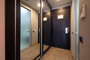 Chambre Triple Standard | Literie de qualité supérieure, coffres-forts dans les chambres, bureau