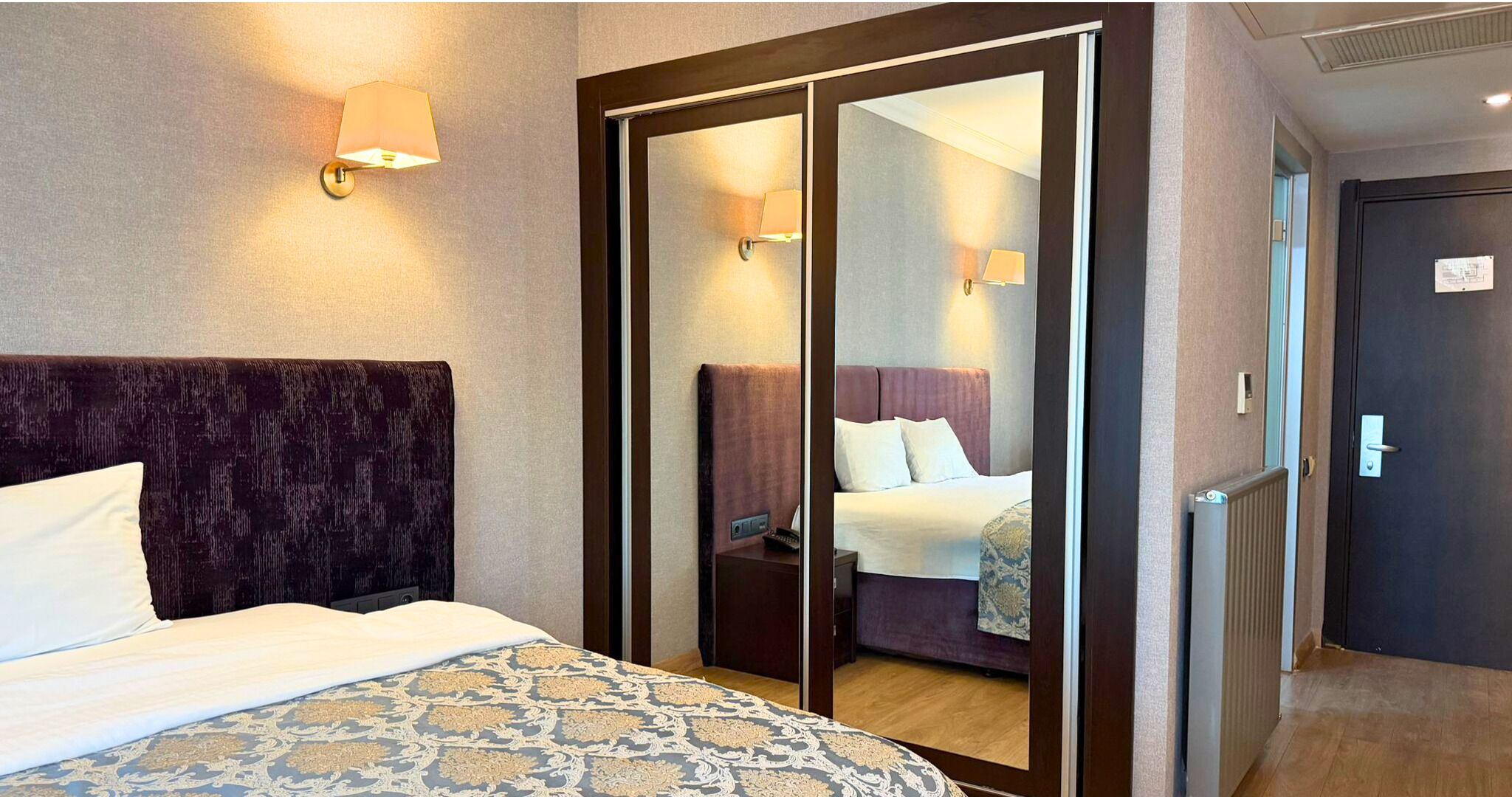 أغطية فراش متميزة وخزنة داخل الغرفة ومكتب ومساحة عمل للكمبيوتر المحمول