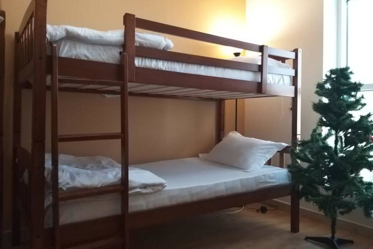 Eenvoudige slaapzaal, alleen voor mannen, roken, gedeelde badkamer | Luxe beddengoed, donzen dekbedden, een kluis op de kamer