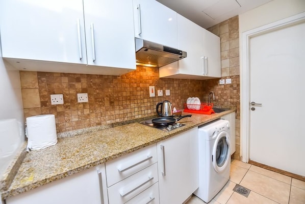 Een koelkast, een magnetron, een oven, een kookplaat