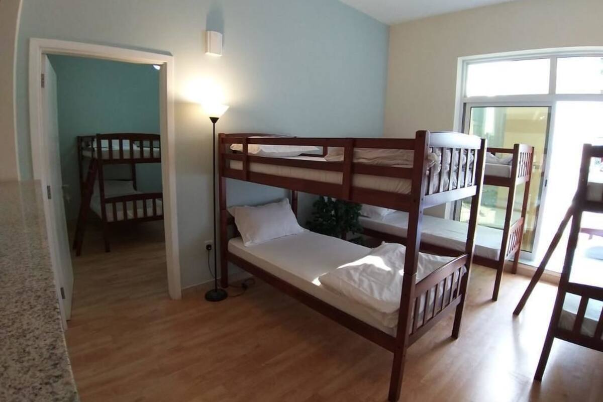 Eenvoudige slaapzaal, alleen voor vrouwen, niet-roken, gedeelde badkamer | Luxe beddengoed, donzen dekbedden, een kluis op de kamer