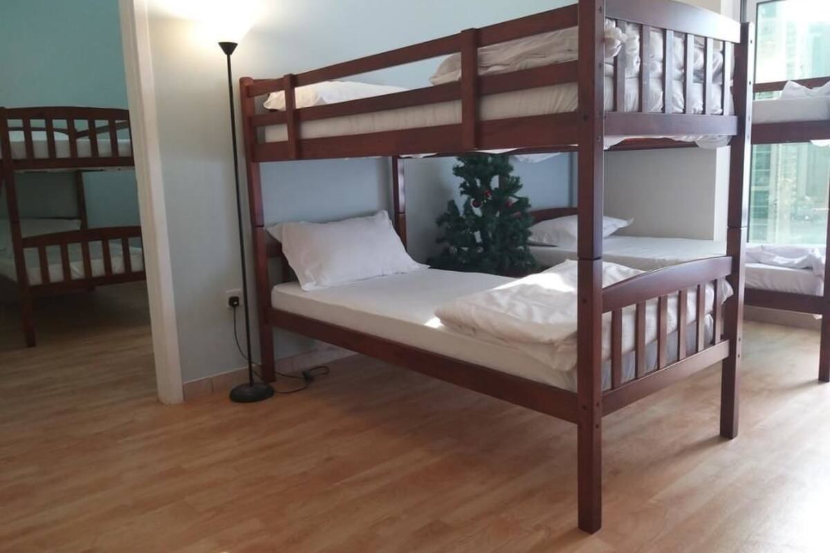 Eenvoudige slaapzaal, gemengde slaapzaal, koelkast en magnetron, uitzicht op stad | Luxe beddengoed, donzen dekbedden, een kluis op de kamer