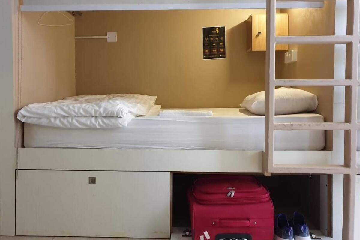 Luxe beddengoed, donzen dekbedden, een kluis op de kamer
