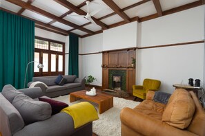 Villa Premium, 3 habitaciones, para no fumadores, vista a la ciudad | Sala de estar | Televisión de pantalla plana y chimenea