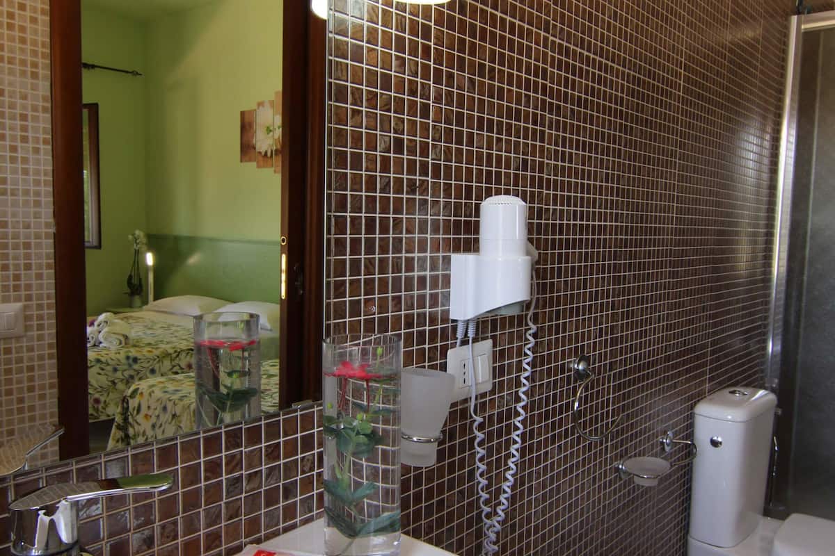 Dreibettzimmer | Hochwertige Bettwaren, Zimmersafe, Schreibtisch, schallisolierte Zimmer