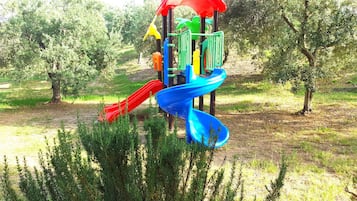 Área de juegos infantiles techada