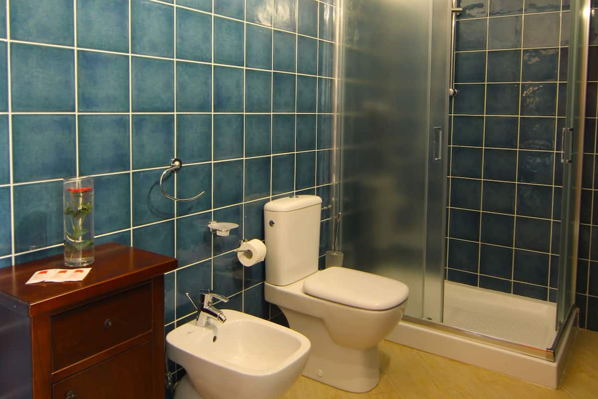 Doppel- oder Zweibettzimmer | Badezimmer | Dusche, kostenlose Toilettenartikel