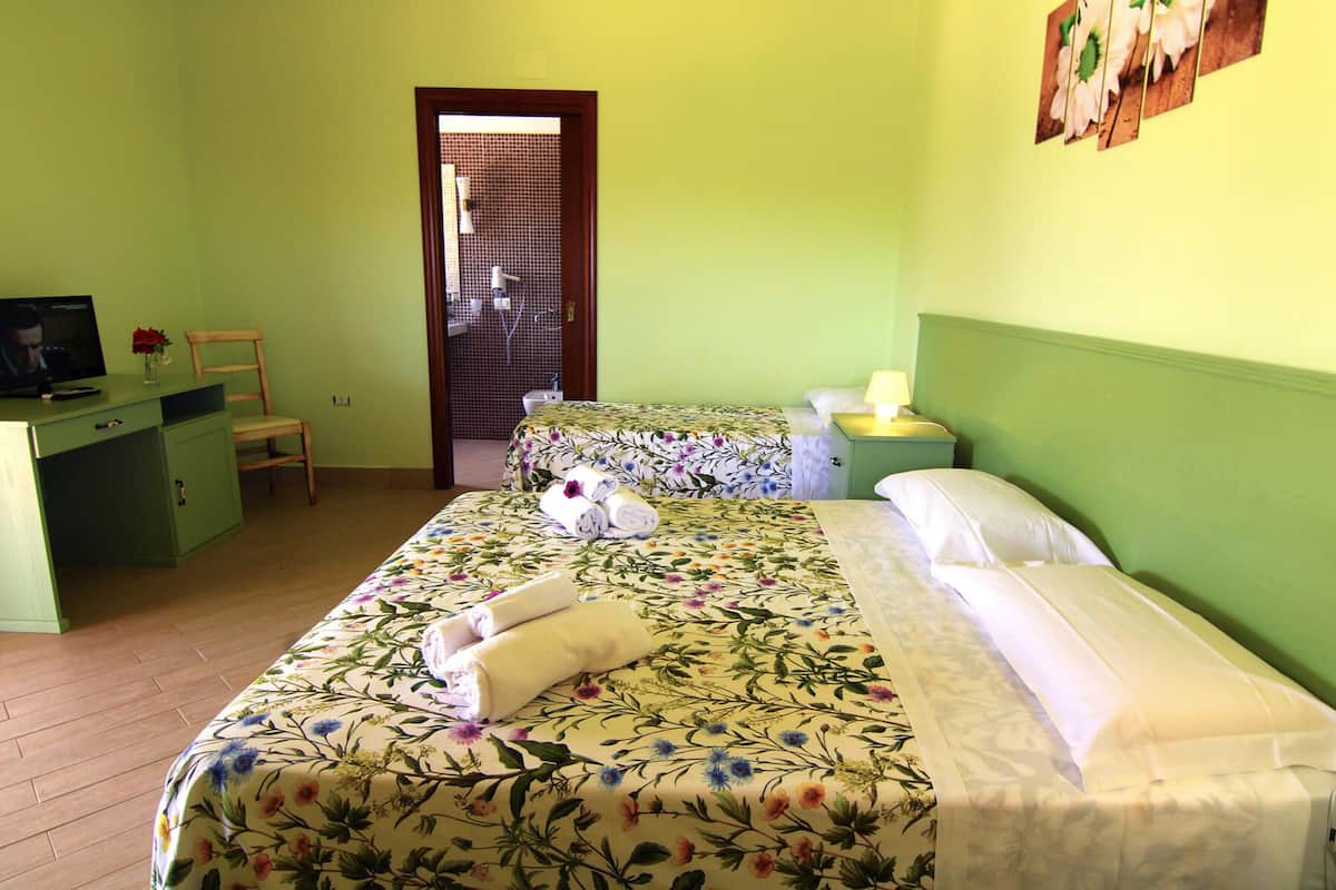 Quarto triplo | Roupas de cama premium, cofres nos quartos, escrivaninha