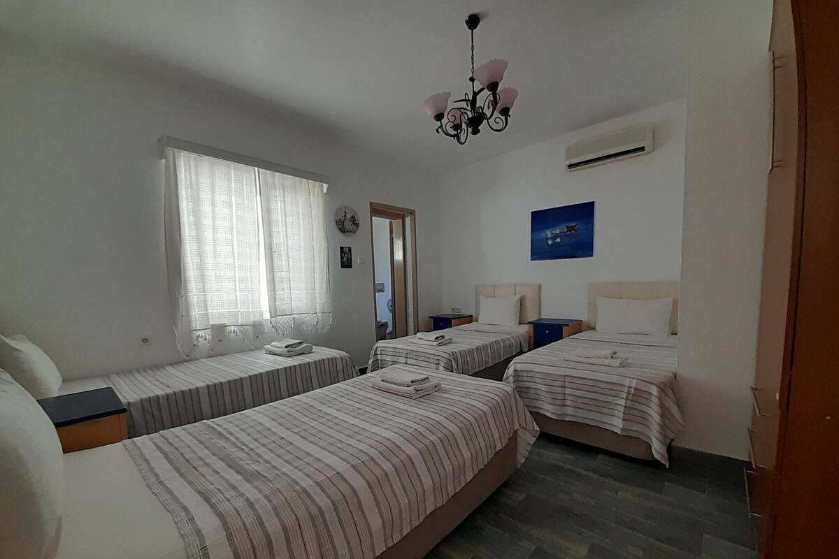 Chambre Quadruple Économique | Décoration personnalisée, ameublement personnalisé, bureau