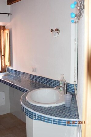 Shower, hair dryer, towels - B&B Domu Incanto (Muravera)