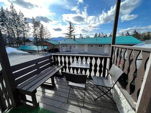 Tomannsrom, 2 queensize-senger, kjøleskap og mikrobølgeovn (Rm 15) | Terrasse/patio