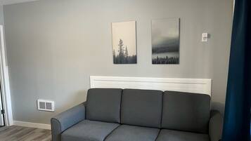 Suite – junior, 1 queensize-seng med sovesofa, kjøkken, fjellutsikt (Rm 10) | Oppholdsområde | En 36-tommers TV med kabel-kanaler samt strømmetjenester