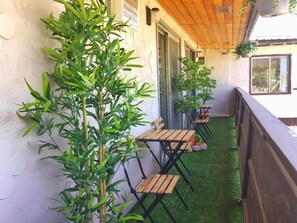 Deluxe-studiolejlighed - 1 kingsize-seng - tekøkken - bjergudsigt (Rm 4) | Udsigt fra balkon